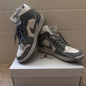 Wmns Air Jordan 1 Mid 'Stealth'